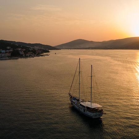 Apartments By The Sea Arbanija, Ciovo - 1085 โตรกีร์ ภายนอก รูปภาพ