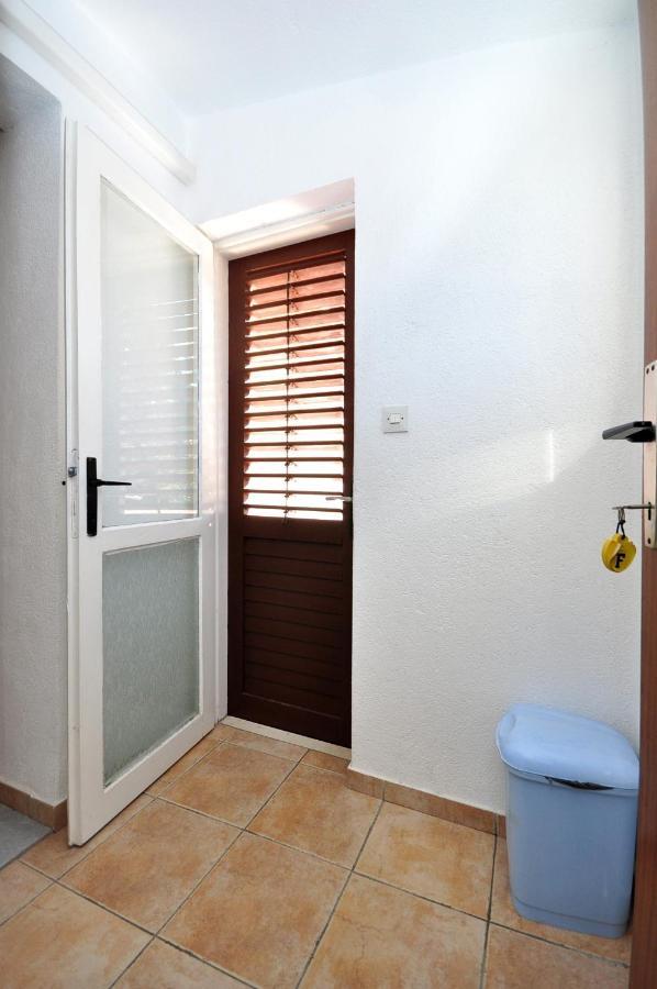 Apartments By The Sea Arbanija, Ciovo - 1085 โตรกีร์ ภายนอก รูปภาพ