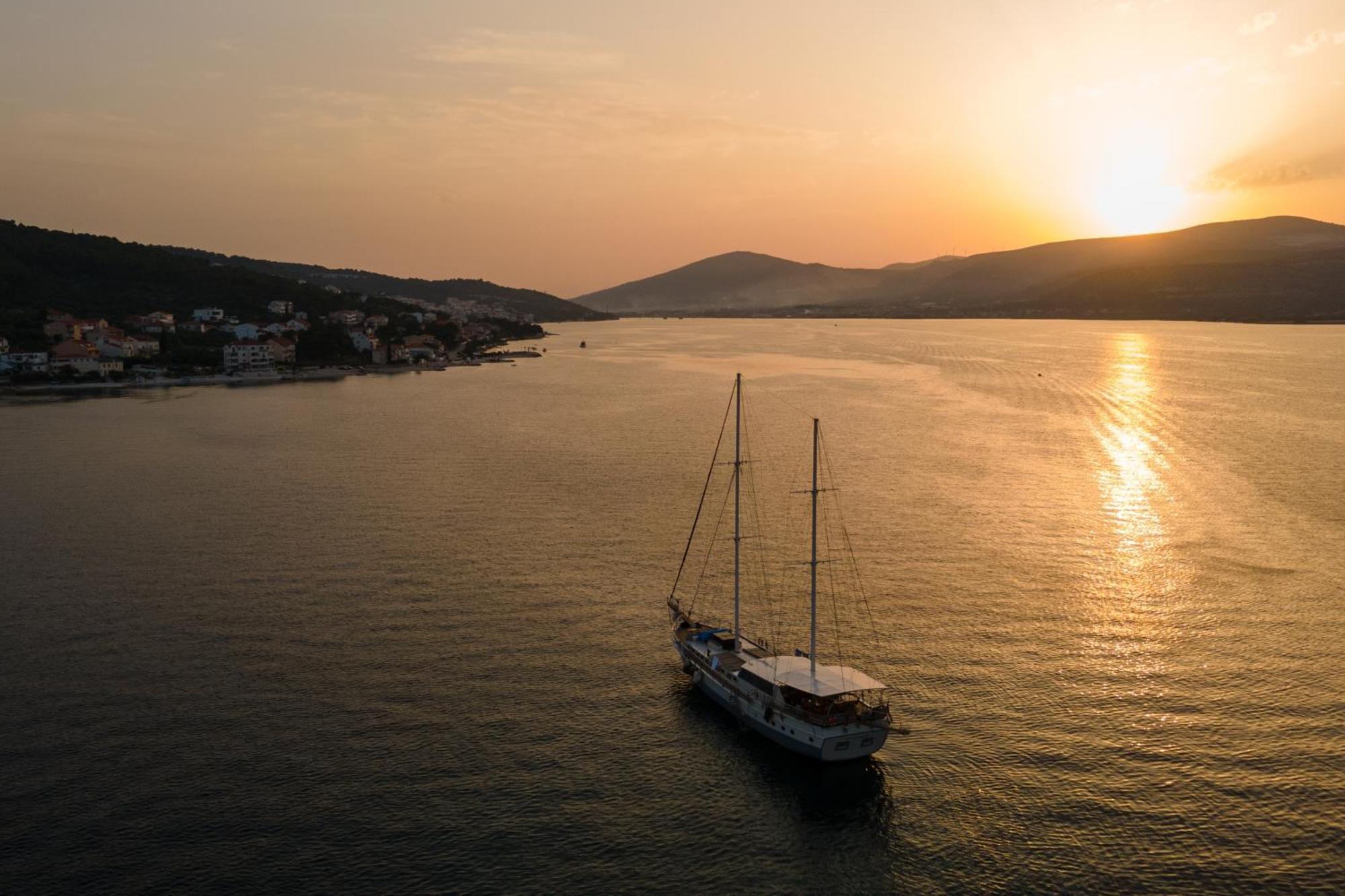 Apartments By The Sea Arbanija, Ciovo - 1085 โตรกีร์ ภายนอก รูปภาพ